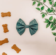 Load image into Gallery viewer, Monstera Deliciosa Bow Tie