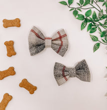 Load image into Gallery viewer, Freezin&#39; Season Bow Tie
