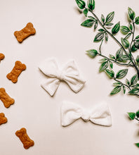 Load image into Gallery viewer, Simply White Hair Bow
