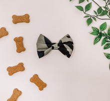 Load image into Gallery viewer, Camo Bow Tie

